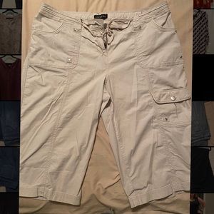 Lane Bryant khaki Capri Pant 22/24